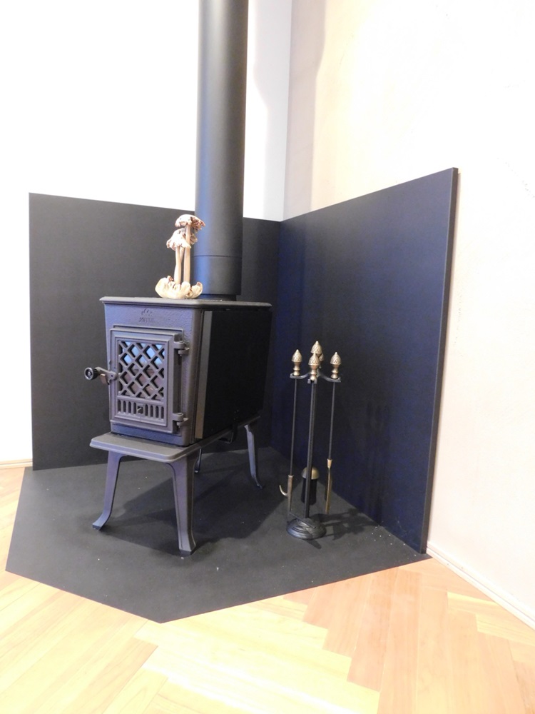 リビングの定番、薪ストーブは小ぶりながらもハイパワーなJOTUL(ヨツール）